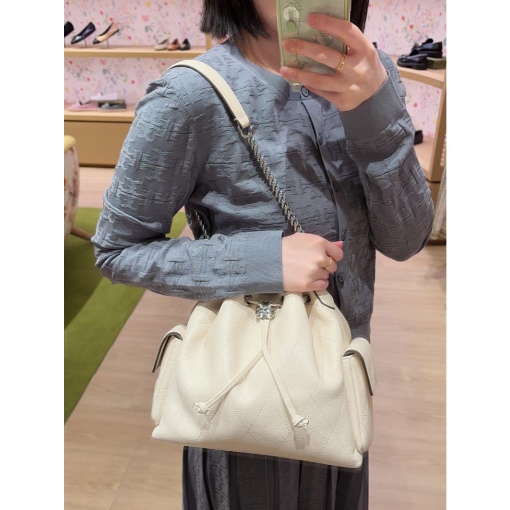 ของแท้Tory Burch Charlie Bucket bag Shoulder bag กระเป๋าสะพายไหล่ดีไซน์รูดเชือก การเย็บตารางเพชร รูปที่ 6