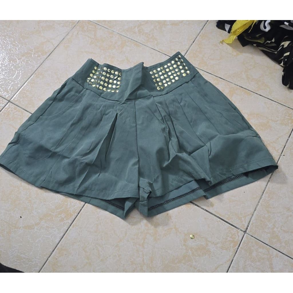 กางเกงขาสั้นผ้าหางกระรอก( สินค้าขายราคา 9 บาทมีตำหนินิดหน่อย เพชรตรงรอบเอวหลุดนิดหน่อย) รูปที่ 3