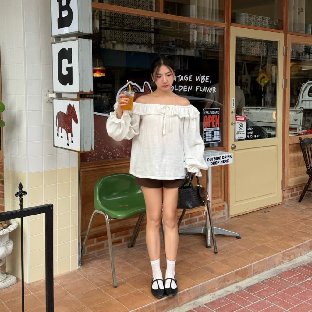 𝐌𝐨𝐫𝐧𝐢𝐧𝐠 𝐌𝐢𝐬𝐭 ( เสื้อปาดไหล่แขนยาวเนื้อผ้าสาลู สไตล์เกาหลี ดีไซน์เปิดไหล่ พร้อมดีเทลระบายรอบคอ แขนเสื้อทรงพองแบบบอลลูน รูปที่ 2