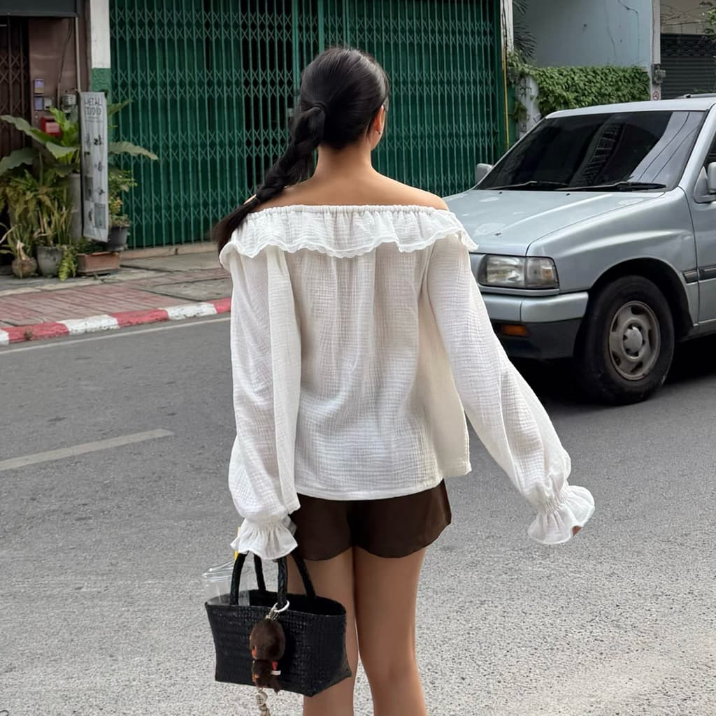 𝐌𝐨𝐫𝐧𝐢𝐧𝐠 𝐌𝐢𝐬𝐭 ( เสื้อปาดไหล่แขนยาวเนื้อผ้าสาลู สไตล์เกาหลี ดีไซน์เปิดไหล่ พร้อมดีเทลระบายรอบคอ แขนเสื้อทรงพองแบบบอลลูน รูปที่ 7