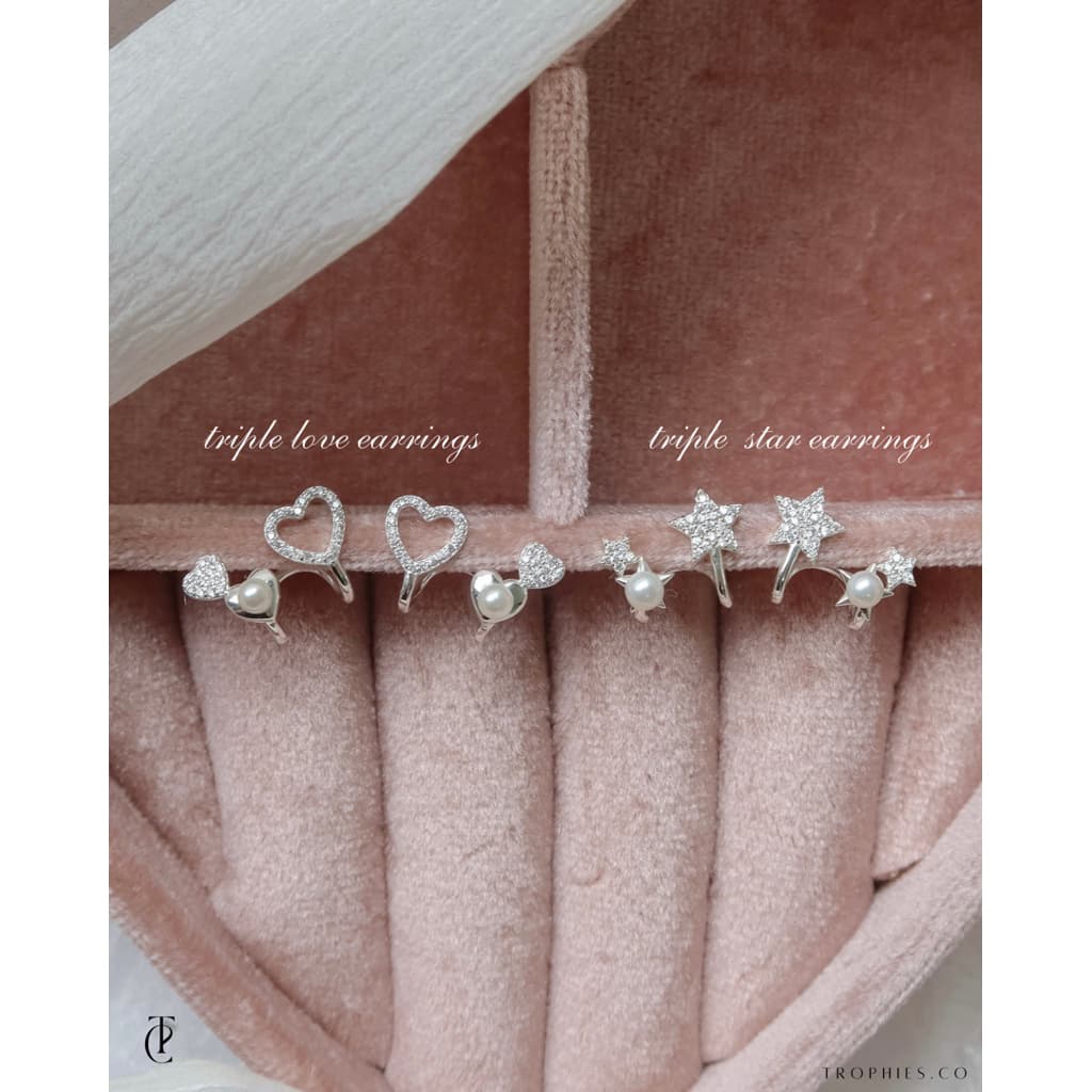 Trophies.co - Triple Star Earrings 𝑻𝒓𝒐𝒑𝒉𝒊𝒆𝒔.𝒄𝒐 𝒔𝒊𝒈𝒏𝒂𝒕𝒖𝒓𝒆 ต่างหูดาวเพชรและไข่มุก รูปที่ 7
