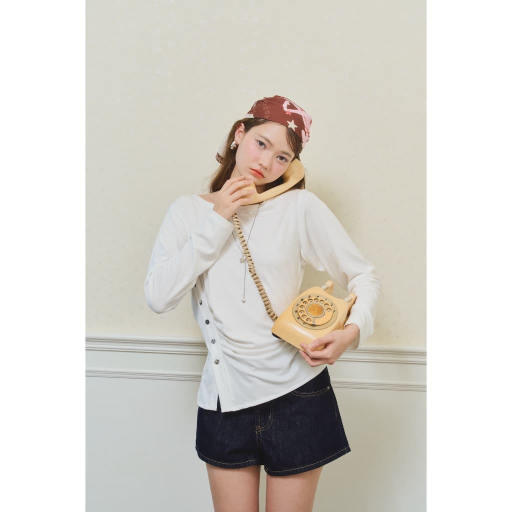 Panchitar Dreamy Girl – เสื้อแขนยาว ดีเทลจับย่นและกระดุมด้านข้างช่วยให้ทรงดูนุ่มนวลใส่ง่าย ให้ลุคเรียบแต่ยังมีความน่ารัก รูปที่ 7