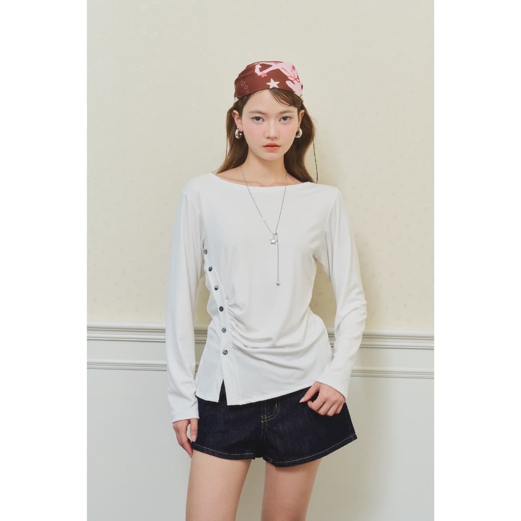 Panchitar Dreamy Girl – เสื้อแขนยาว ดีเทลจับย่นและกระดุมด้านข้างช่วยให้ทรงดูนุ่มนวลใส่ง่าย ให้ลุคเรียบแต่ยังมีความน่ารัก รูปที่ 3