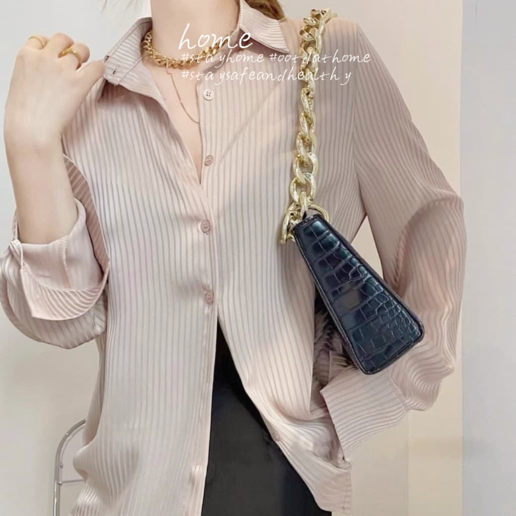 เสื้อเชิ้ตสีพื้นผ้าซาติน แขนยาวลายทาง แฟชั่น ทรงสวยทรงหลวมๆ แนวสาวออฟฟิศวันสบายๆชิคๆ #MO8018 รูปที่ 2