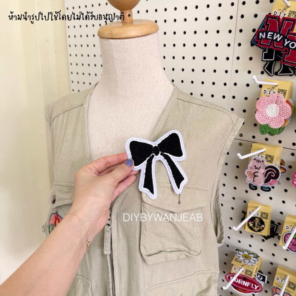 โบว์ดำ DIY ตัวรีดติดเสื้อรีดกับวัสดุที่เป็นผ้าได้หลากชนิด ติดบนอุปกรณ์นักเรียน ติดกระเป๋า ติดรองเท้าผ้า งานปัก ซ่อมเสื้อ รูปที่ 8