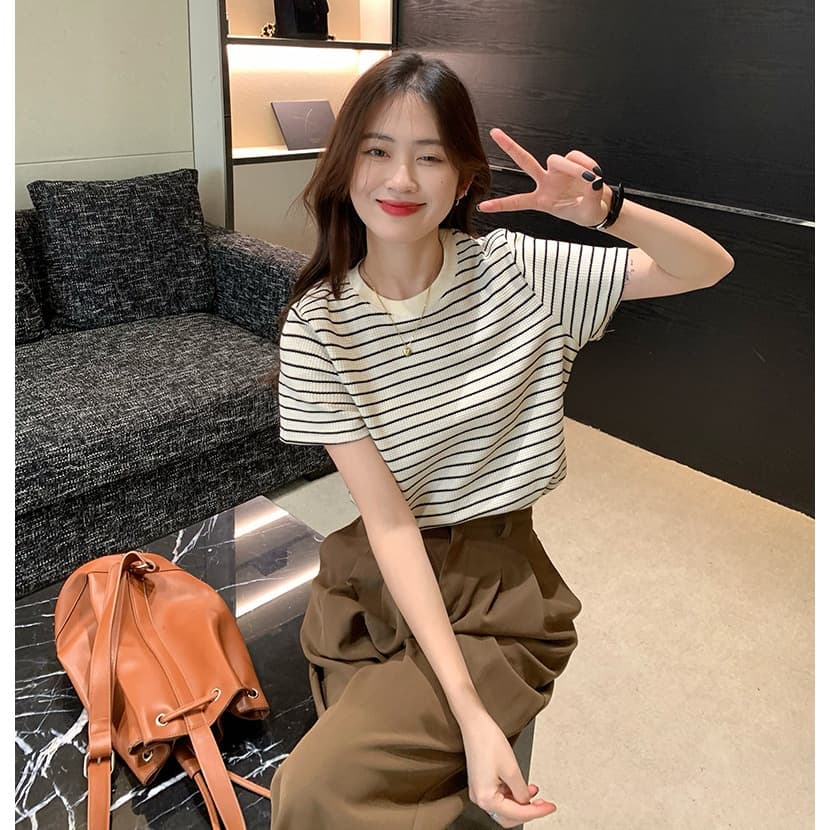 ในไทย** เสื้อยืดแขนสั้นคอกลมสีครีม ผ้าร่อง แขนสั้นลายทาง Y294 รูปที่ 2