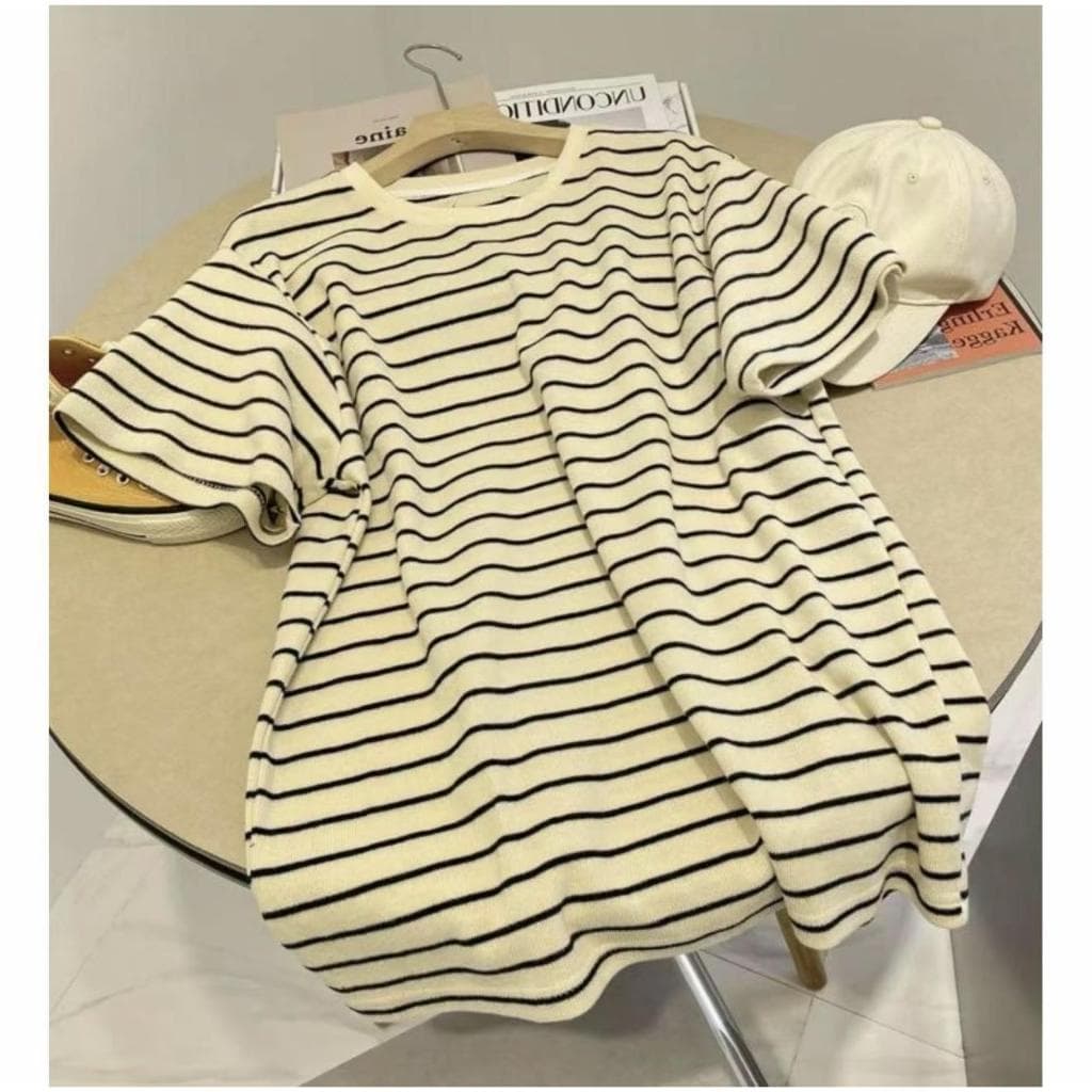 ในไทย** เสื้อยืดแขนสั้นคอกลมสีครีม ผ้าร่อง แขนสั้นลายทาง Y294 รูปที่ 3