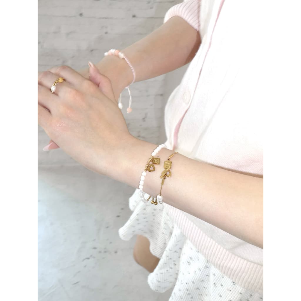 nice try studio x garnet - Peace & Love Heart Hold Bracelet สร้อยข้อมือลายหัวใจ พร้อมไข่มุกแท้ กันน้ำ กันเหงื่อ รูปที่ 7