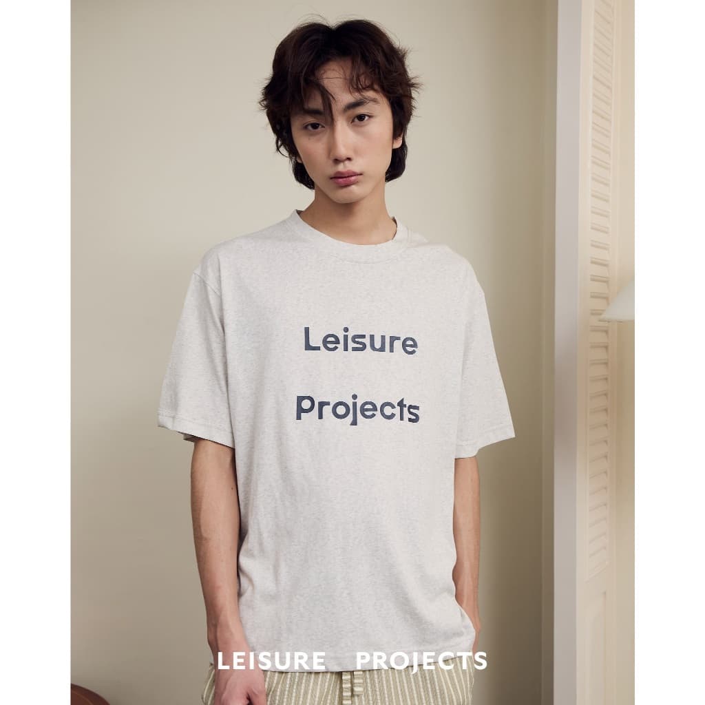 LEISURE LOGO SHORT SLEEVES T-SHIRT เสื้อเเขนสั้น ผ้าทอลายสลาฟ พิมพ์โลโก้ Leisure สี tone on tone รูปที่ 5