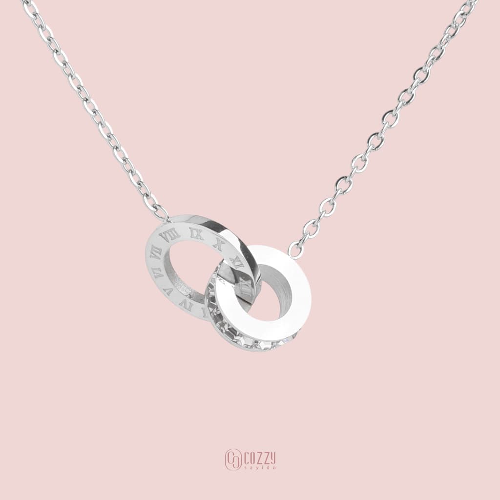 CozzySayido สร้อยจี้แบบแหวนคล้อง เพชรรอบวง สลักเลขโรมัน สวยเก๋ ทนน้ำหอม แข็งแรง ไม่ขาดง่าย รูปที่ 1