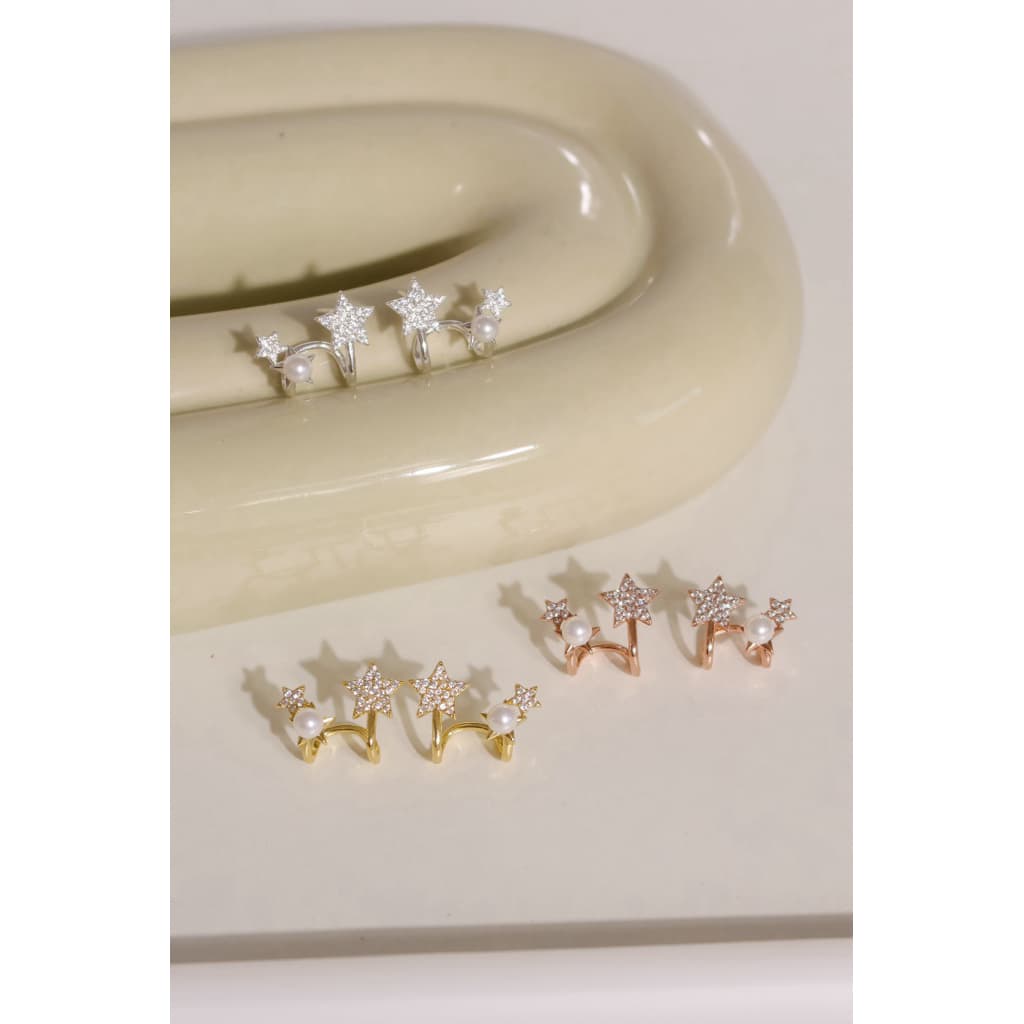 Trophies.co - Triple Star Earrings 𝑻𝒓𝒐𝒑𝒉𝒊𝒆𝒔.𝒄𝒐 𝒔𝒊𝒈𝒏𝒂𝒕𝒖𝒓𝒆 ต่างหูดาวเพชรและไข่มุก รูปที่ 4