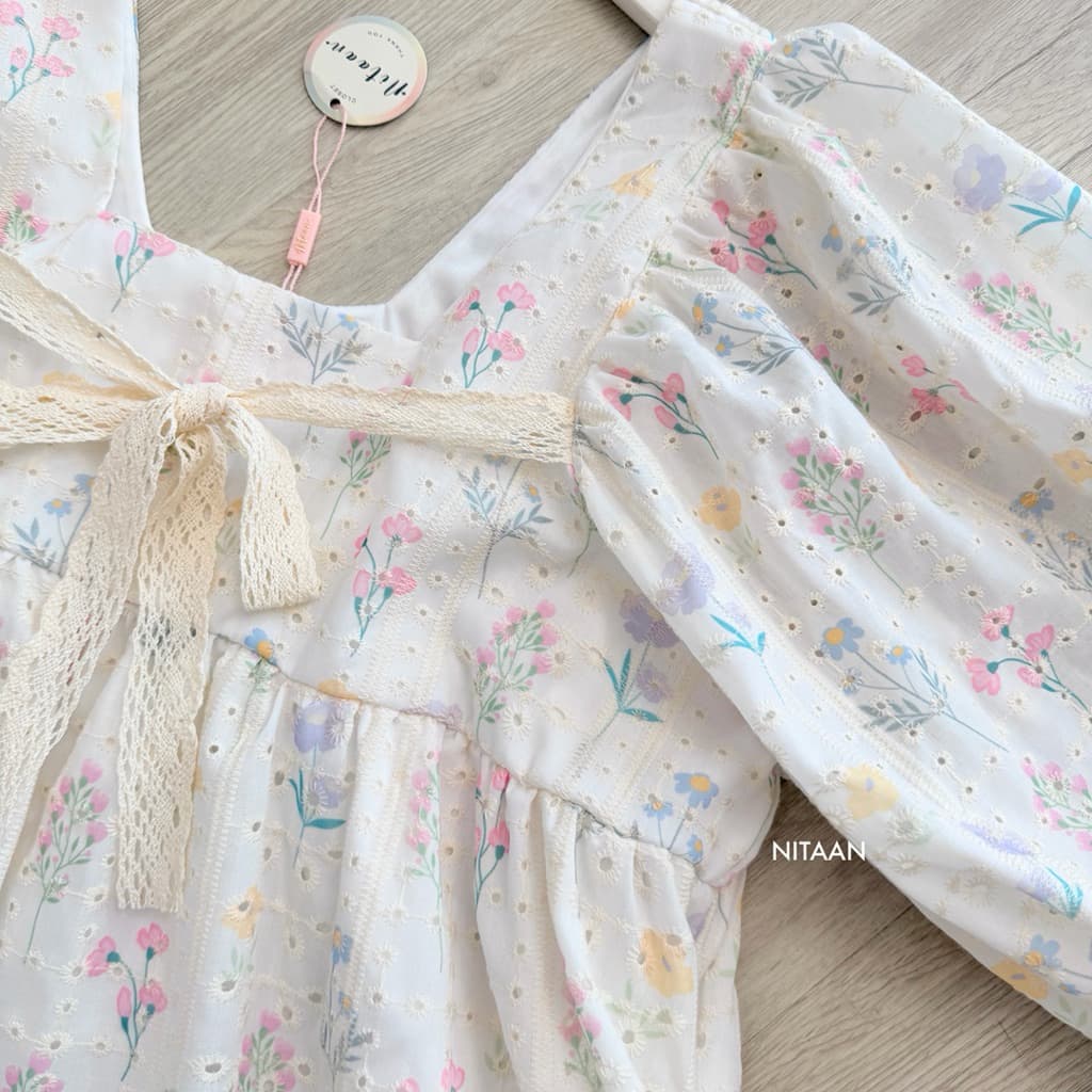 NITAAN LISA DRESS น้องลิซ่า น่ารักมากก เจ้าหญิงวงการโอเว่อร์ไซส แขนพองเกาหลี คอเหลี่ยมติดโบว์ มีกระเป๋าข้าง รูปที่ 7