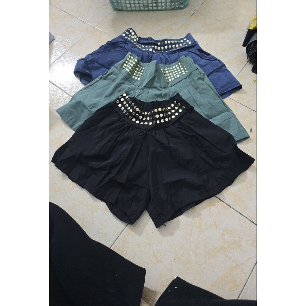 กางเกงขาสั้นผ้าหางกระรอก( สินค้าขายราคา 9 บาทมีตำหนินิดหน่อย เพชรตรงรอบเอวหลุดนิดหน่อย) รูปที่ 7