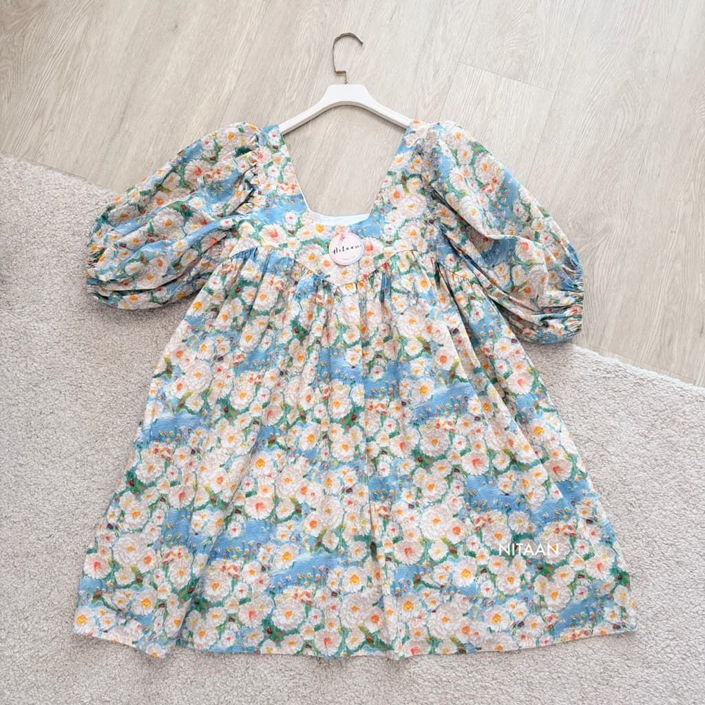 NITAAN LISA DRESS น้องลิซ่า น่ารักมากก เจ้าหญิงวงการโอเว่อร์ไซส แขนพองเกาหลี คอเหลี่ยมติดโบว์ มีกระเป๋าข้าง รูปที่ 9