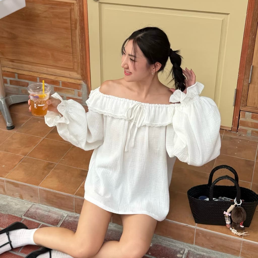 𝐌𝐨𝐫𝐧𝐢𝐧𝐠 𝐌𝐢𝐬𝐭 ( เสื้อปาดไหล่แขนยาวเนื้อผ้าสาลู สไตล์เกาหลี ดีไซน์เปิดไหล่ พร้อมดีเทลระบายรอบคอ แขนเสื้อทรงพองแบบบอลลูน รูปที่ 1