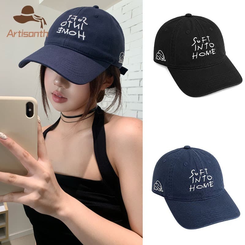 ส่งเร็วหมวกเบสบอลปักตัวอักษร SOFT INTO HOME ปรับขนาดได้ คุณภาพสูสไตล์เกาหลี ีใช้ได้ทั้งชายและหญิง 2026ใหม่ รูปที่ 1