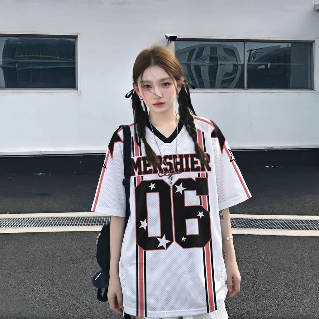 BecoolManวินเทจสไตล์อเมริกัน เสื้อยืด พิมพ์ลายดิจิตอล เสื้อบอล ตาข่ายกลวง ระบายอากาศฤดูร้อน คอวี สไตล์สปอร์ตทรงหลวม รูปที่ 5