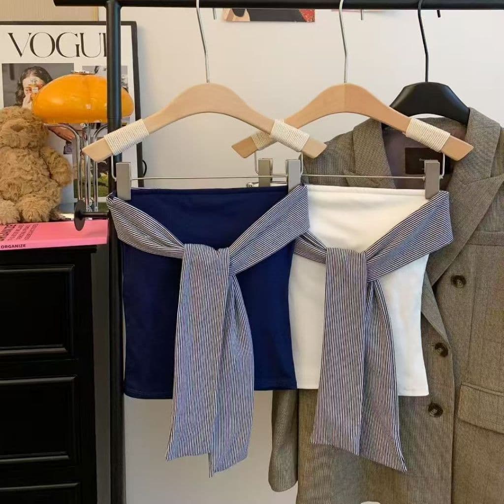Rosie เสื้อเกาะอกผู้หญิง สีพื้น แขนกุด เสื้อครอปทรงรัดรูป ดีไซน์เชื่อกผูกหน้าอ เซ็กซี่แฟชั่นY2K สไตล์อเมริกัน รูปที่ 9