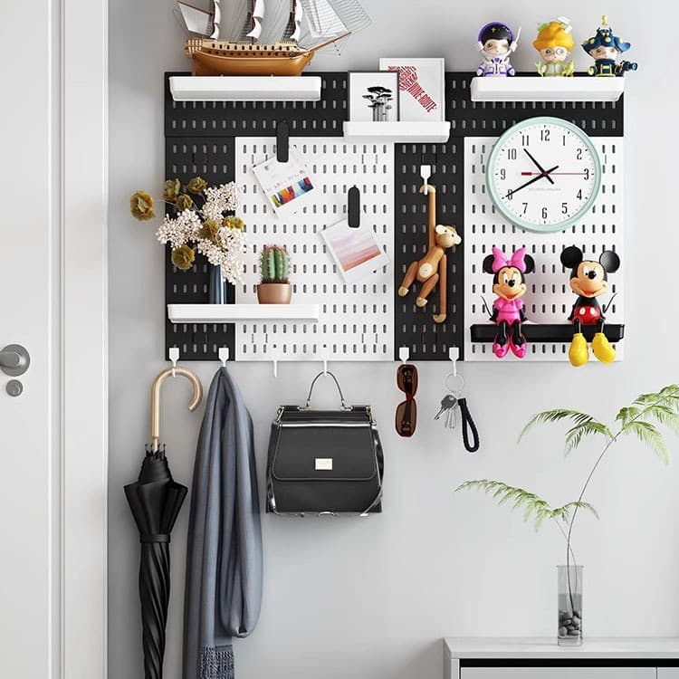 COD เพ็กบอร์ด บอร์ดรูพลาสติก DIY Pegboard กระดานแขวนผนังสำหรับจัดเก็บของพร้อมชุดติดตั้ง ตัวจัดโต๊ะเ รูปที่ 1