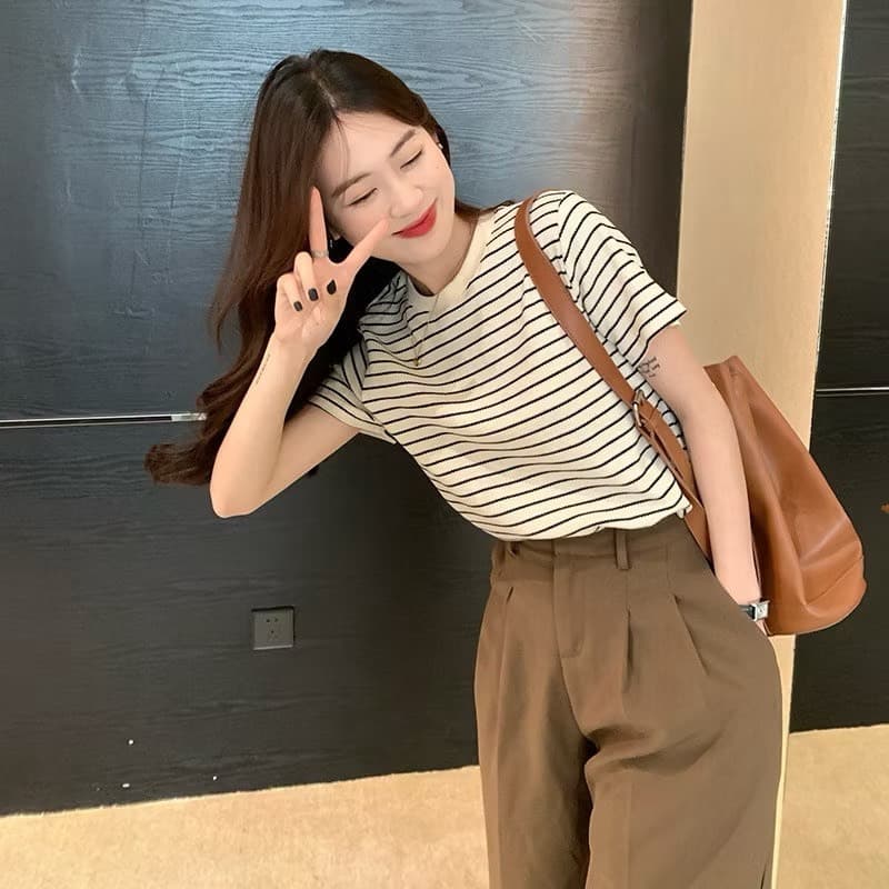 ในไทย** เสื้อยืดแขนสั้นคอกลมสีครีม ผ้าร่อง แขนสั้นลายทาง Y294 รูปที่ 7