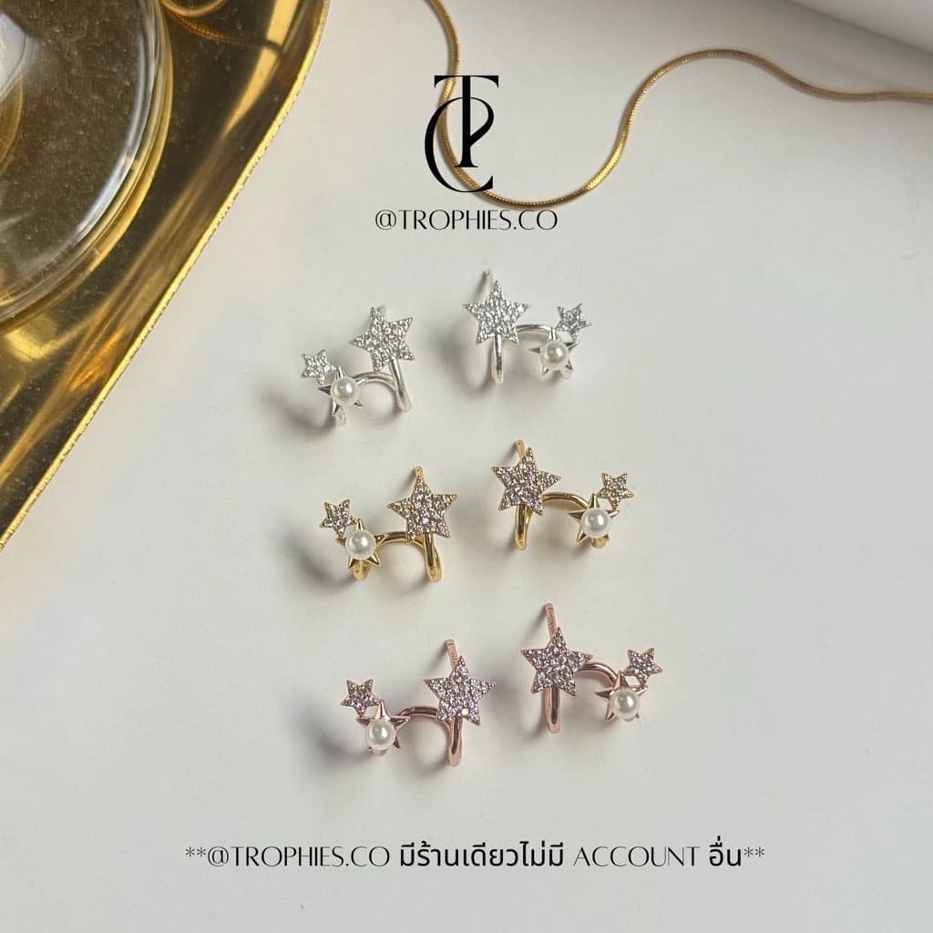 Trophies.co - Triple Star Earrings 𝑻𝒓𝒐𝒑𝒉𝒊𝒆𝒔.𝒄𝒐 𝒔𝒊𝒈𝒏𝒂𝒕𝒖𝒓𝒆 ต่างหูดาวเพชรและไข่มุก รูปที่ 2