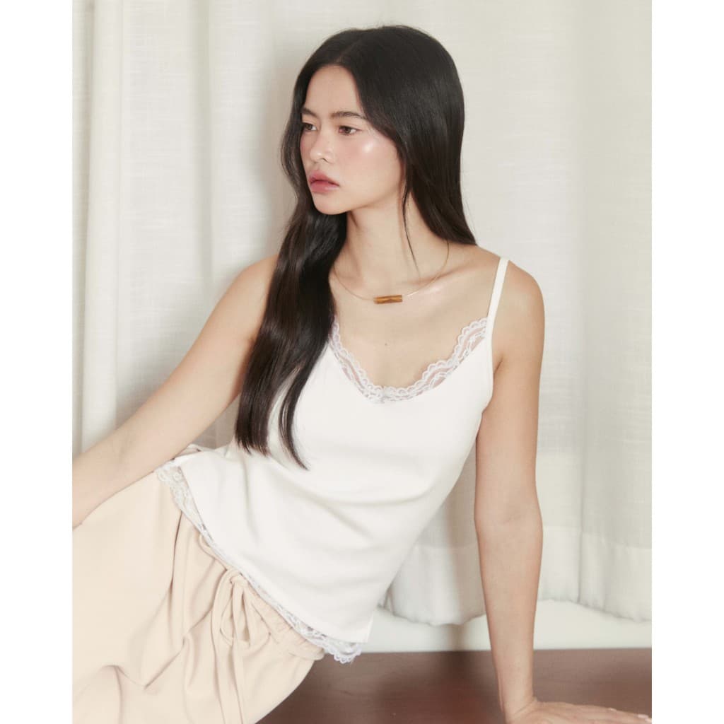 เสื้อสายเดี่ยวขอบลูกไม้ Allure lace top รูปที่ 3