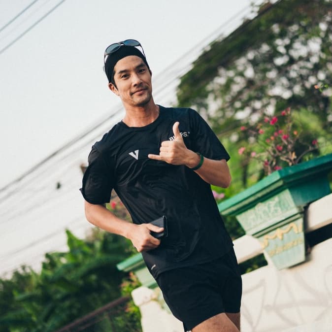 VOLT RUNNING x BLLRS เสื้อวิ่งแขนสั้น รุ่น Acce 004 Running Club สีดำ รูปที่ 4
