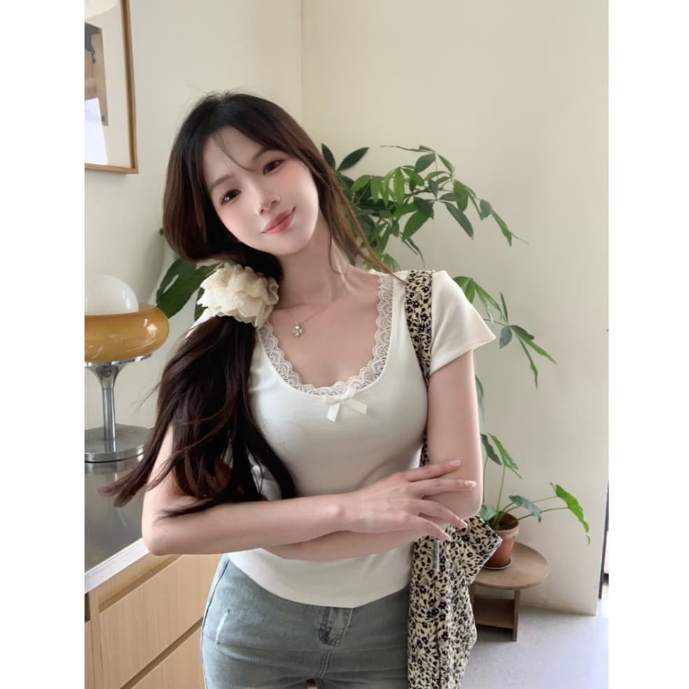 Hotgirl จากกทม เสื้อยืดแขนสั้นคอกลมลายลูกไม้สีขาวสำหรับผู้หญิง Y2Kเสื้อครอปทรงเข้ารูป รูปที่ 2
