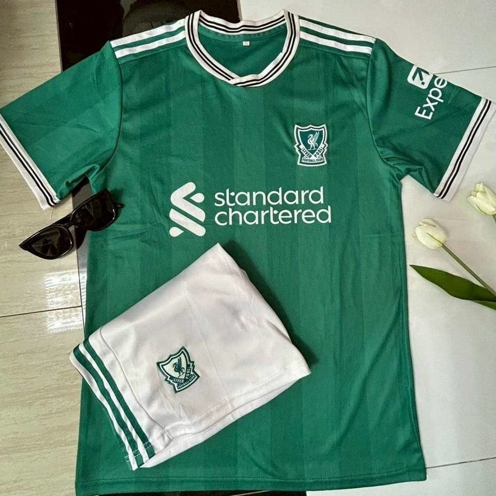 เสื้อบอลหงส์แดง สีเขียว 2025/26 รุ่นแฟนบอล ชุดแข่งผู้ชาย แขนสั้น ผ้าเบา ระบายอากาศดี ใส่สบาย