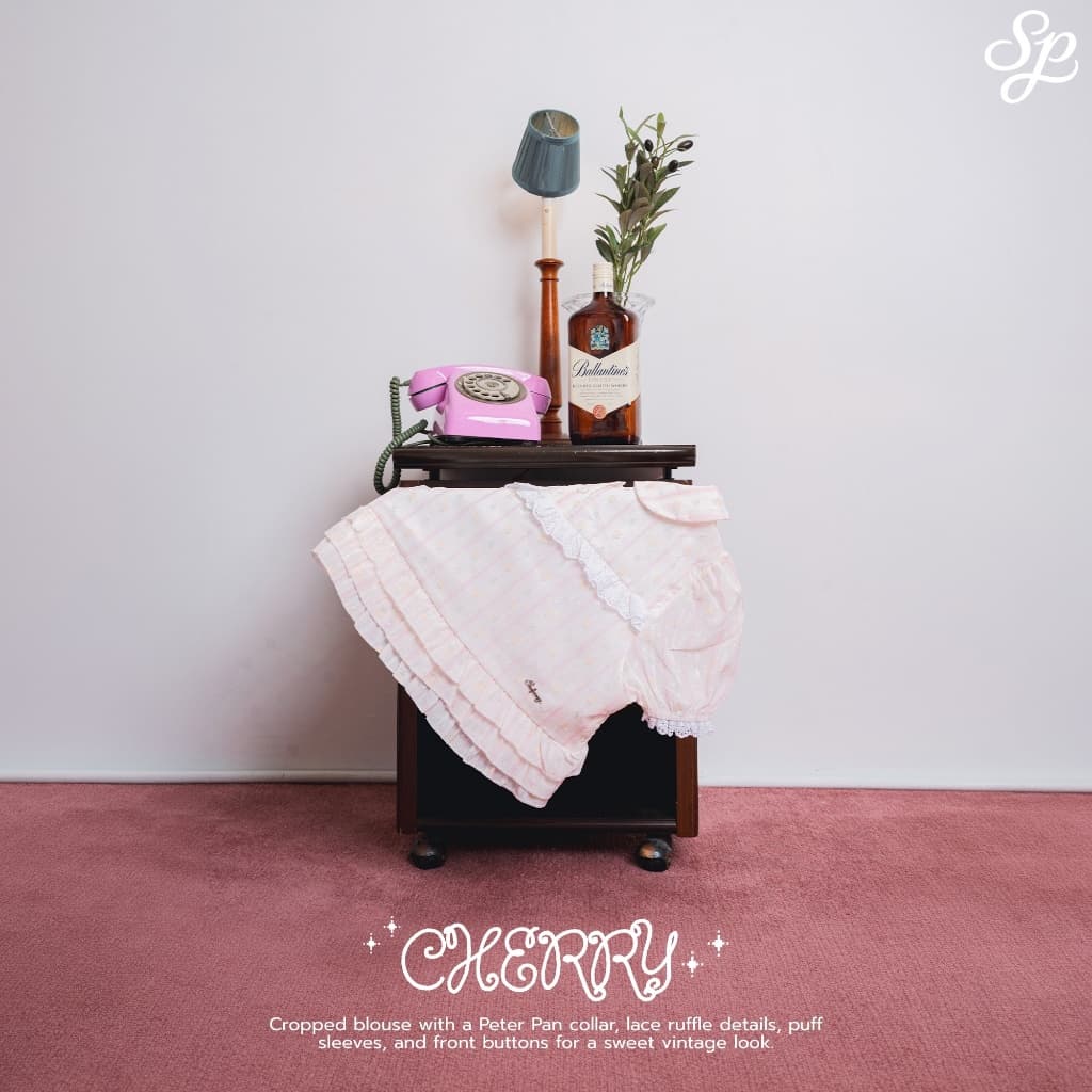 Cherry Crop_SP137 เสื้อครอปคอบัวแต่งระบาย กระดุม 3 เม็ด ลูกไม้หน้า โลโก้เหล็กSudpung รูปที่ 7