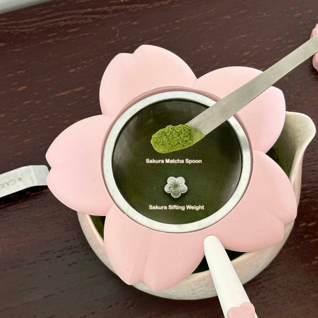 GARNET Sakura Alley Matcha Sifting Weight & Spoon Box Set – เซตลูกร่อนมัทฉะพร้อมช้อนตักมัทฉะลายดอกซากุระแบบ box set รูปที่ 4
