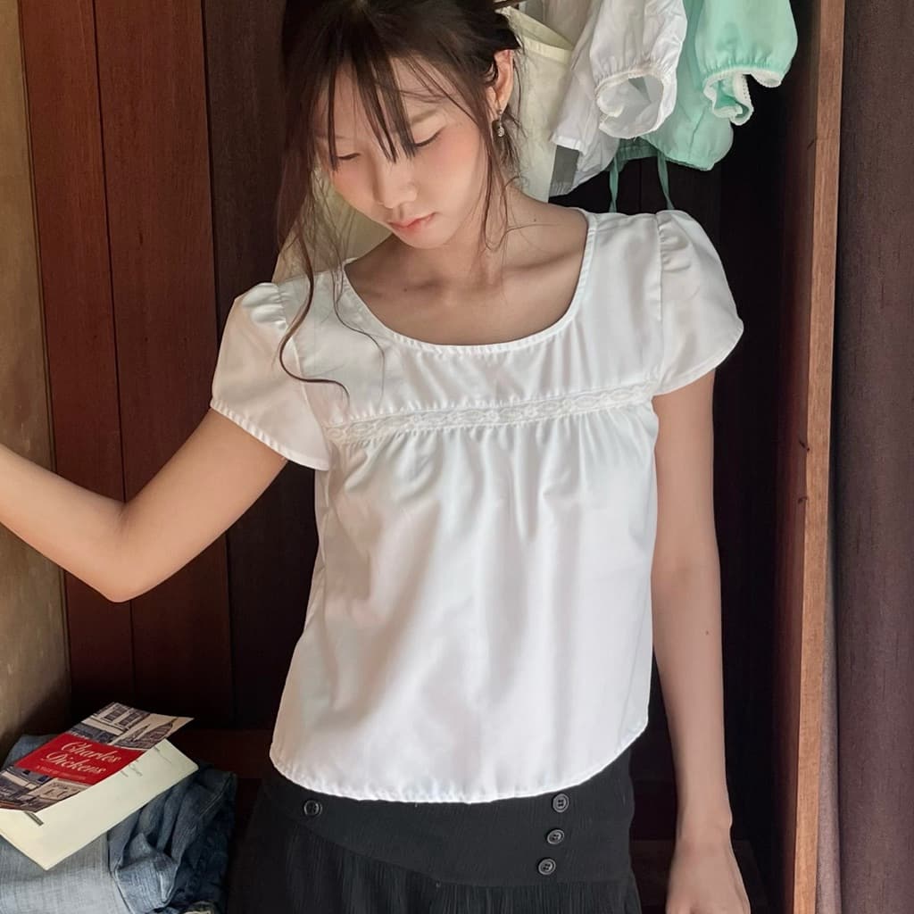 Aurelia top - เสื้อแขนพองเบาๆสีขาว ตกแต่งลูกไม้คั่นอก รูปที่ 1