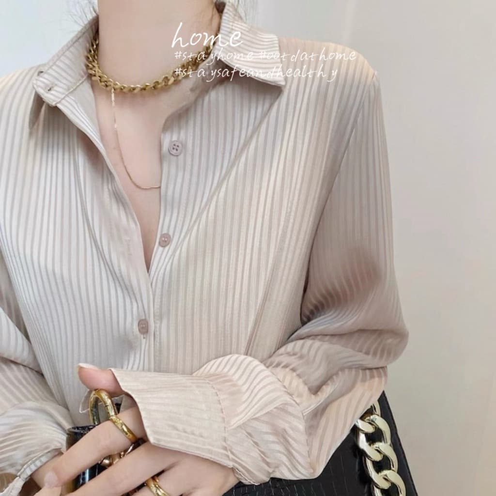 เสื้อเชิ้ตสีพื้นผ้าซาติน แขนยาวลายทาง แฟชั่น ทรงสวยทรงหลวมๆ แนวสาวออฟฟิศวันสบายๆชิคๆ #MO8018 รูปที่ 1