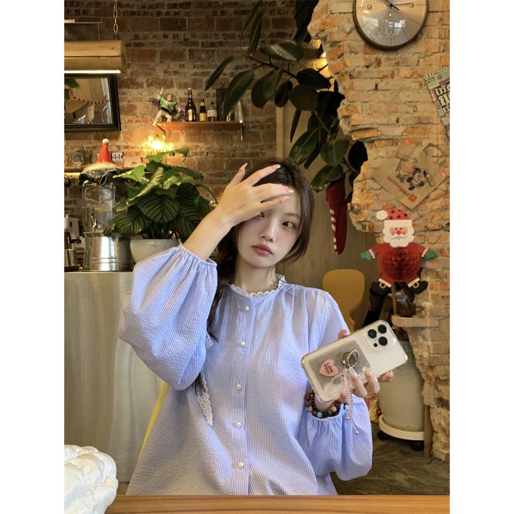 cherryshop เสื้อแฟชั่นเชิ้ตผู้หญิงเกาหลีสีน้ำเงิน กระดุมมุกคอกลม เสื้อน่ารักๆแขนยาวลายทาง หลวมและบาง สไตล์หวานๆ รูปที่ 2