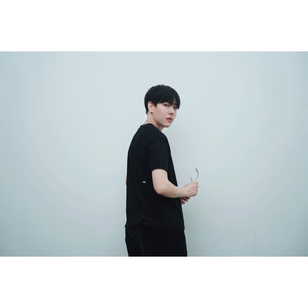 TONNE เสื้อยืดคอกลมสีพื้น รัดกล้าม ปรับบุคลิค รูปที่ 4