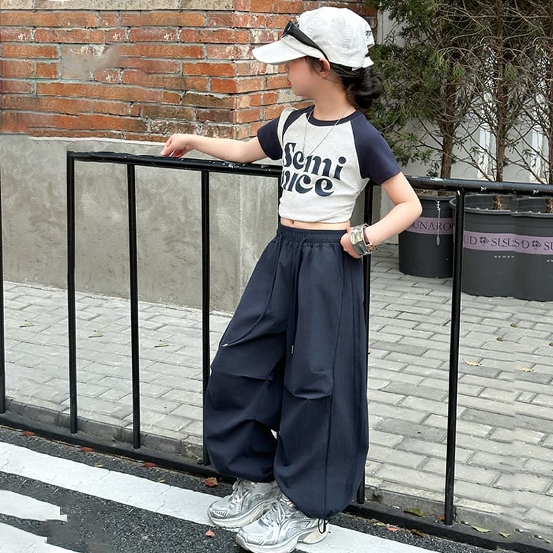 BEAR BABY ชุดแฟชั่นเด็กหญิง เสื้อยืดแขนสั้น+กางเกงคาร์โก้ขายาว สไตล์เกาหลี แฟชั่นฤดูร้อน ไซส์120-170 รูปที่ 3