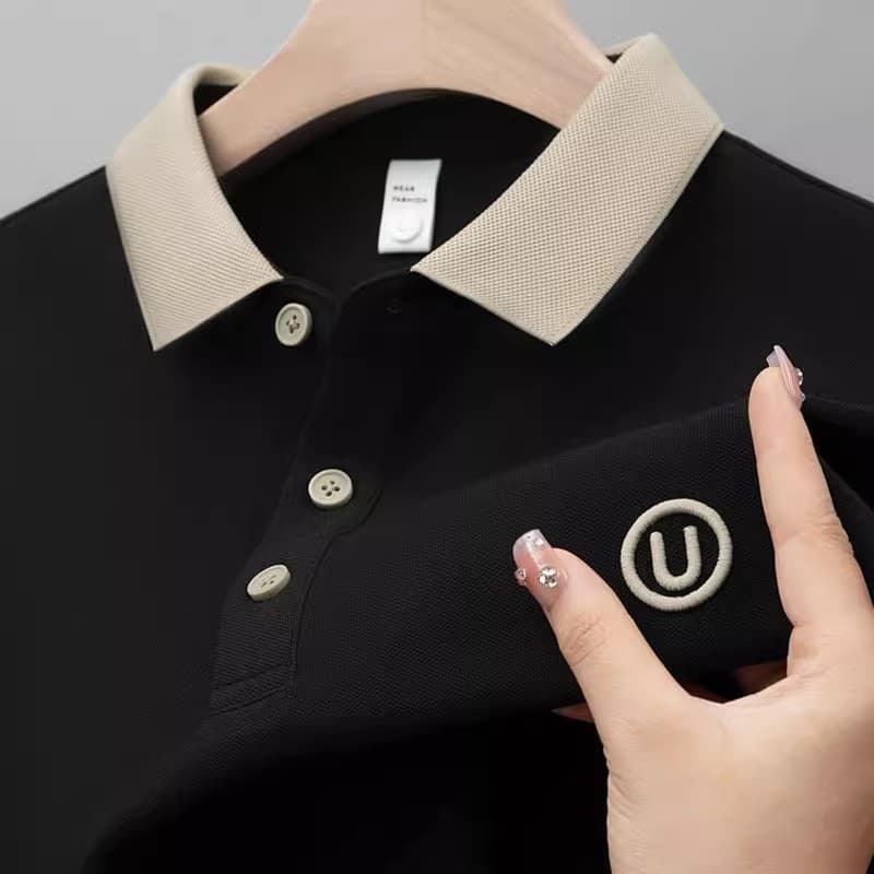 เสื้อโปโลแขนสั้นมีปกสำหรับผู้ชายรุ่นใหม่ล่าสุดสำหรับฤดูร้อน ดีไซน์ทันสมัยพร้อมปักลายและรูปทรงตัว U รูปที่ 2