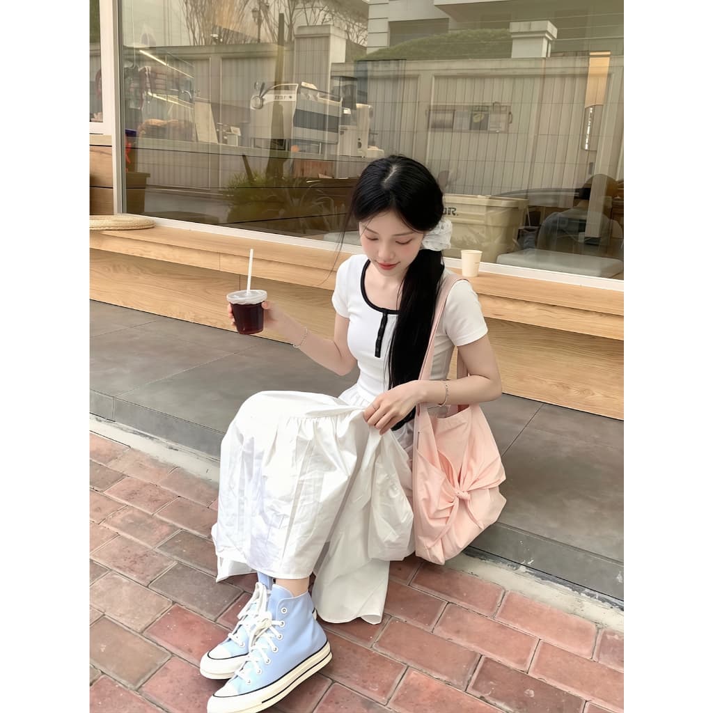 MUDO เสื้อยืดแขนสั้นผู้หญิง คอครึ่งเปิดกระดุมสีตัดกันสไตล์เกาหลีสาวฮอตเซ็กซี่ ทรงกระชับร่างช่วยให้ดูผอมลงเรียบหรูมิ#1013 รูปที่ 4