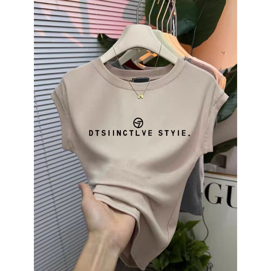 เสื้อยืดแขนกุดทรงเข้ารูปคุณภาพสูงสำหรับผู้หญิง ดีไซน์เรียบหรู แขนกุด คอทรงกลม เสื้อครอป จัดส่งจากกรุงเทพฯ รูปที่ 1