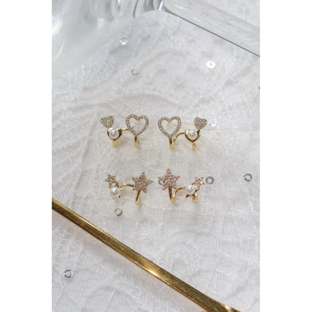 Trophies.co - Triple Star Earrings 𝑻𝒓𝒐𝒑𝒉𝒊𝒆𝒔.𝒄𝒐 𝒔𝒊𝒈𝒏𝒂𝒕𝒖𝒓𝒆 ต่างหูดาวเพชรและไข่มุก รูปที่ 8