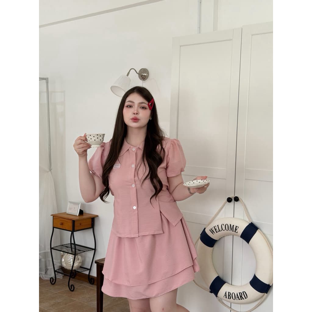LindaaPlus-- ชุดเซ็ต 2 ชิ้นสาวอวบอ้วน เสื้อคอบัว+กระโปรงสั้นแต่งชั้นๆ เสื้อแต่งจีบมีเชือกผูกเอว เข้ารูปสวยมาก รูปที่ 4