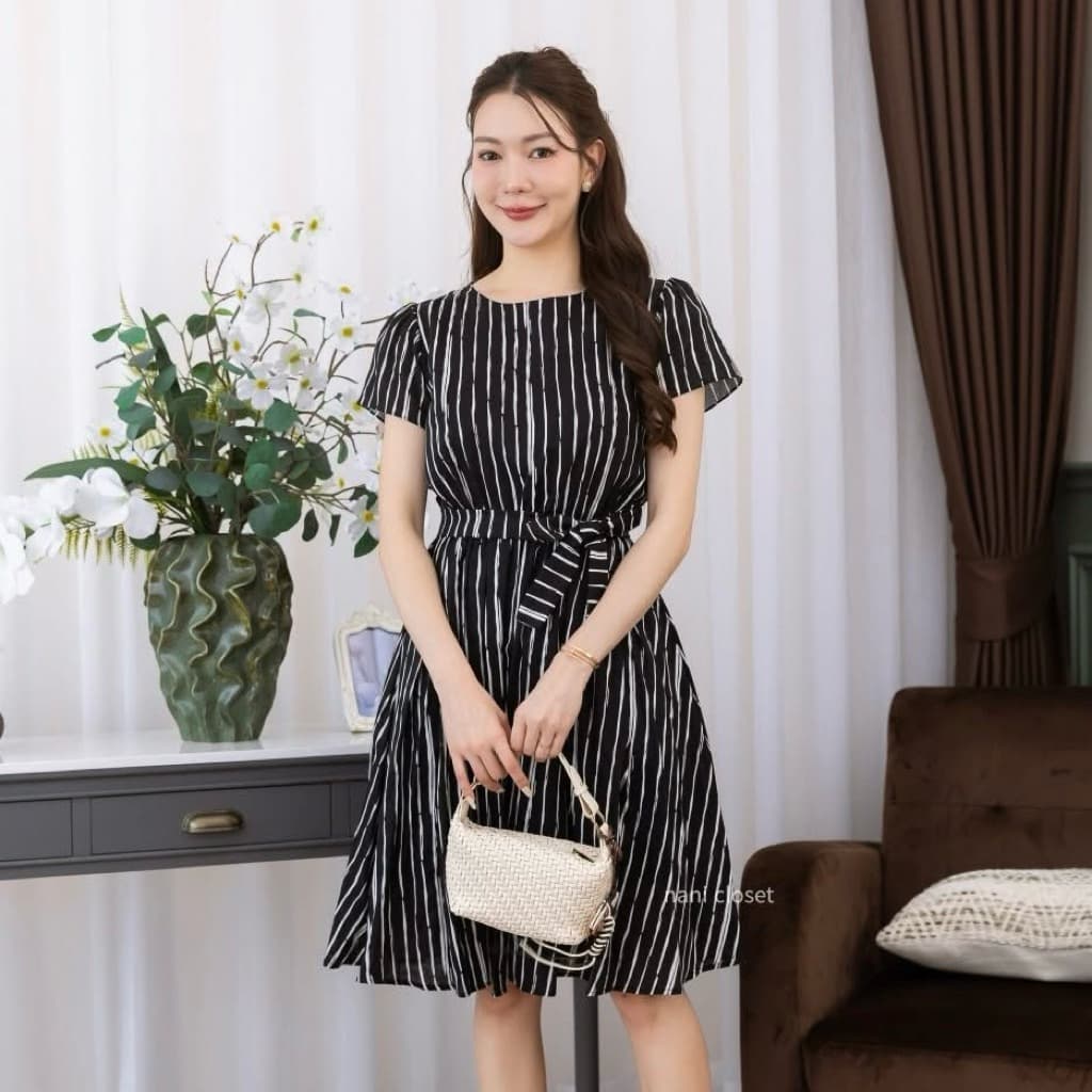 Sandra Dress เดรสไม่ต้องรีด คอกลม ทรงสวย ผ้าเนื้อนิ่มใส่สบาย เที่ยวคาเฟ่ มีซับในทั้งชุดและมีกระเป๋า รูปที่ 2