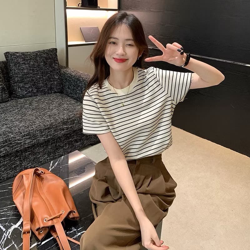 ในไทย** เสื้อยืดแขนสั้นคอกลมสีครีม ผ้าร่อง แขนสั้นลายทาง Y294 รูปที่ 6