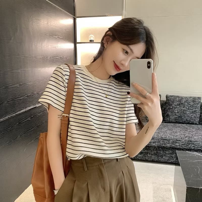 ในไทย** เสื้อยืดแขนสั้นคอกลมสีครีม ผ้าร่อง แขนสั้นลายทาง Y294 รูปที่ 1