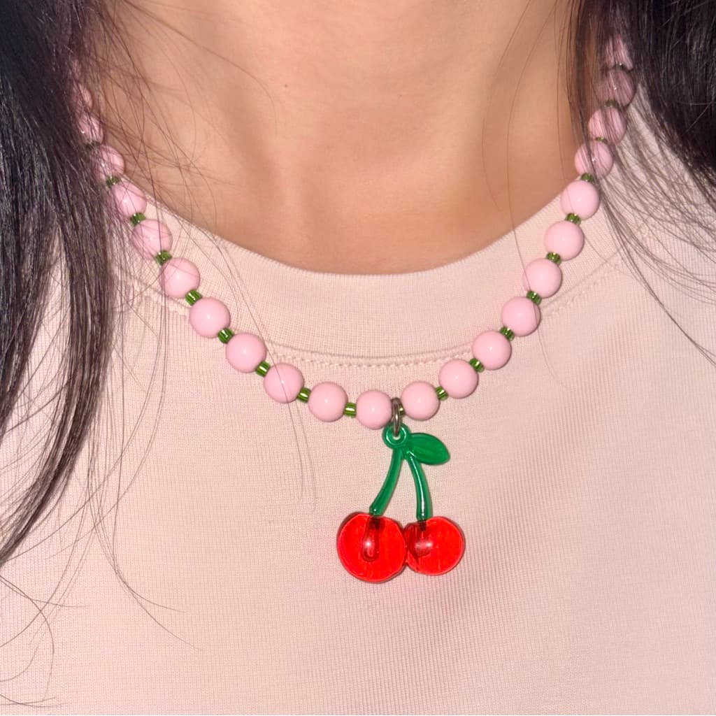 Piing me Necklace | สร้อยคอลูกปัดเม็ดใหญ่ สลับลูกปัดเม็ดเล็กพร้อมจี้เชอรี่ รูปที่ 1