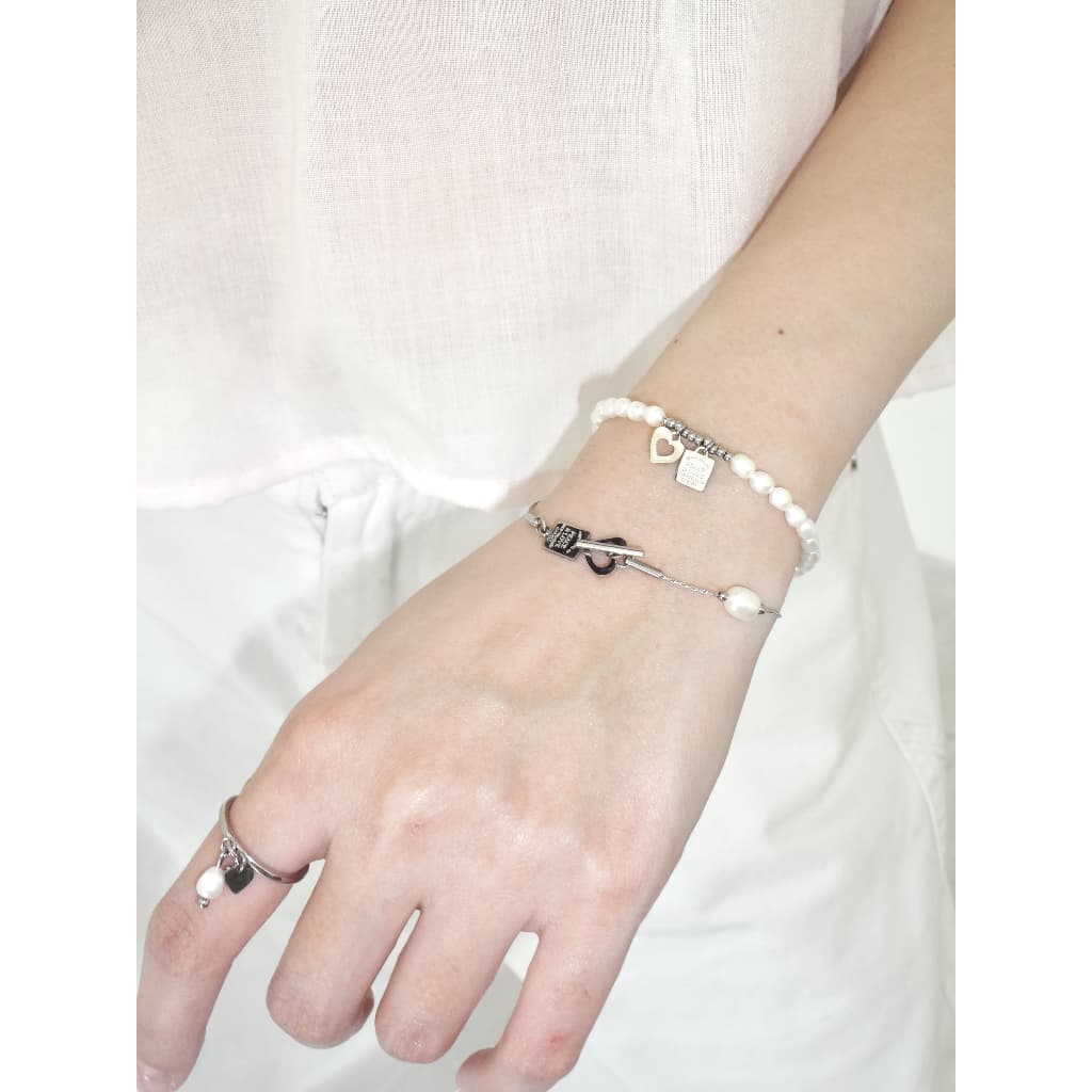 nice try studio x garnet - Peace & Love Heart Hold Bracelet สร้อยข้อมือลายหัวใจ พร้อมไข่มุกแท้ กันน้ำ กันเหงื่อ รูปที่ 5
