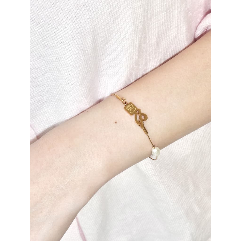 nice try studio x garnet - Peace & Love Heart Hold Bracelet สร้อยข้อมือลายหัวใจ พร้อมไข่มุกแท้ กันน้ำ กันเหงื่อ รูปที่ 2