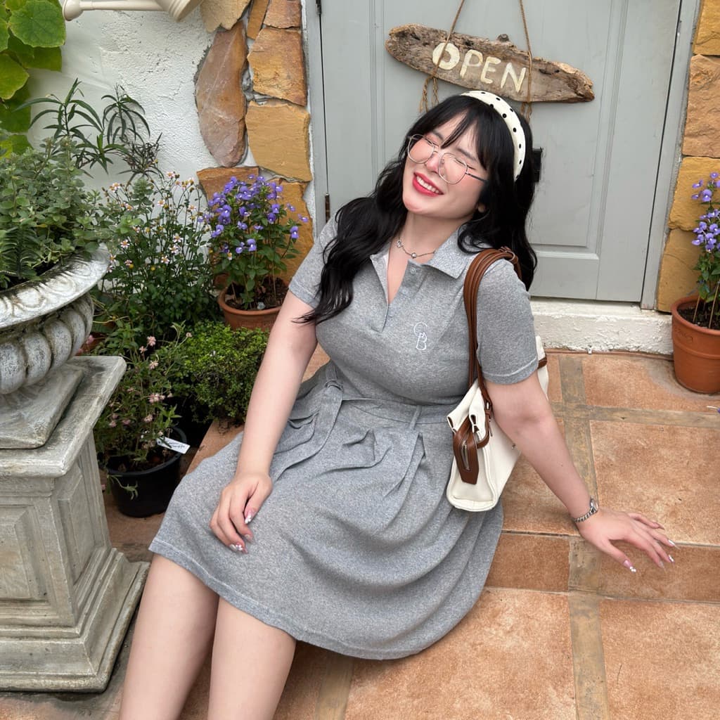 Amelie Dress เดรสอมิลี่ เดรสโปโลกระโปรงมีเข็มขัด ปักโลโก้ที่อก | Geebeety รูปที่ 8