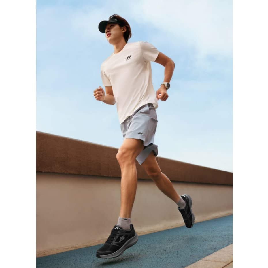 Skechers สเก็ตเชอร์ส รองเท้าผู้ชาย Men Performance GOrun Consiste 2.0 Shoes - 220861-BKCC รูปที่ 2
