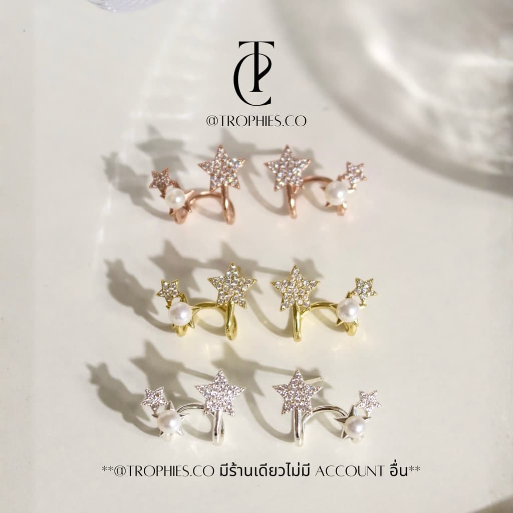 Trophies.co - Triple Star Earrings 𝑻𝒓𝒐𝒑𝒉𝒊𝒆𝒔.𝒄𝒐 𝒔𝒊𝒈𝒏𝒂𝒕𝒖𝒓𝒆 ต่างหูดาวเพชรและไข่มุก รูปที่ 1